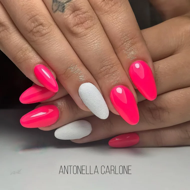 poudre acrylique effet sucre mat ongle rose fluo et blanc