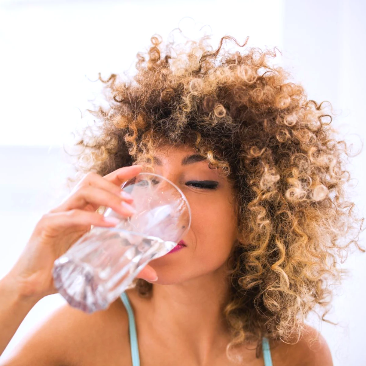 que faire si j ai un coup de soleil femme qui boit de l eau