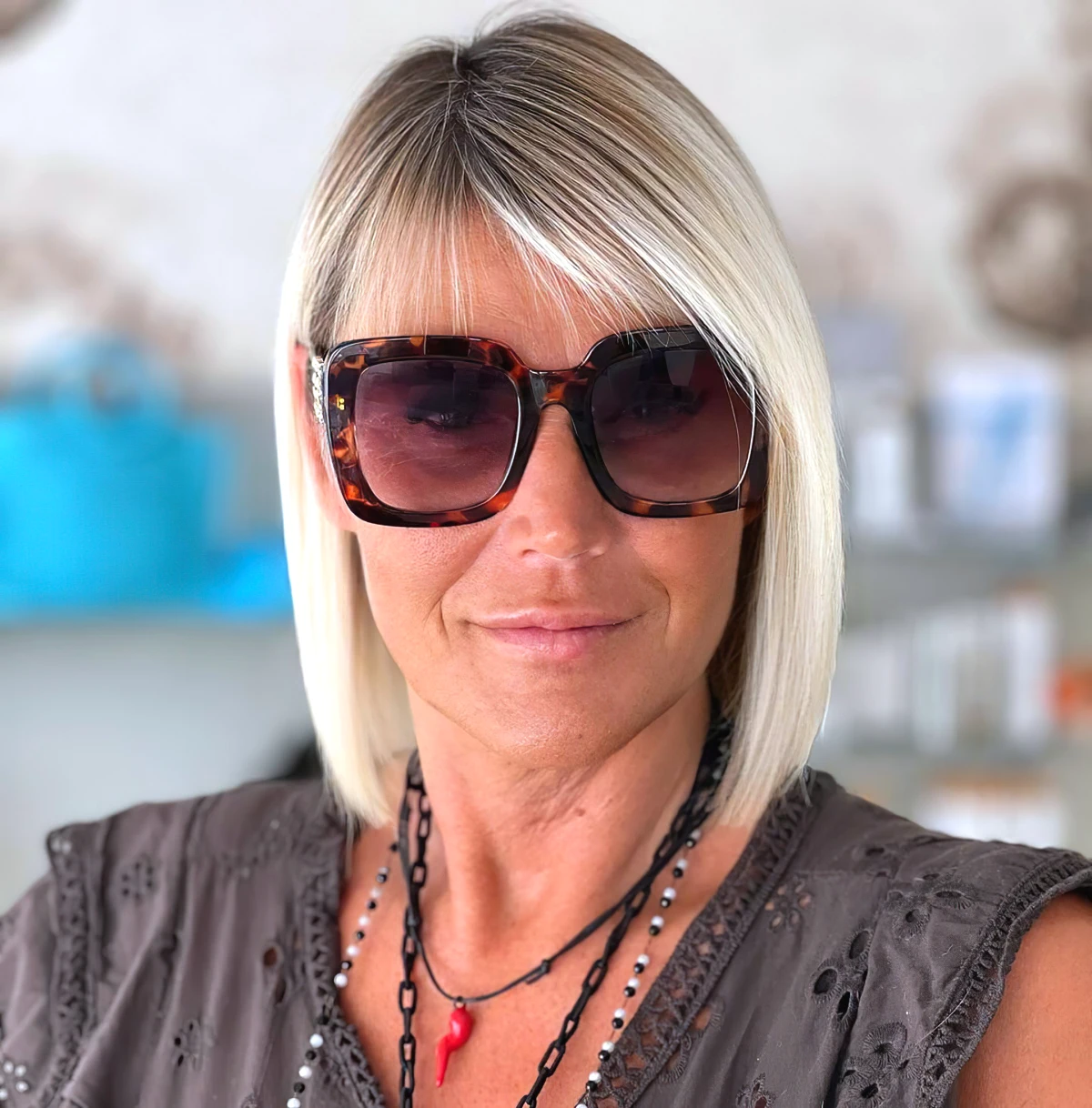 quelle frange pour cheveux fins femme 60 ans blonde avec des lunettes