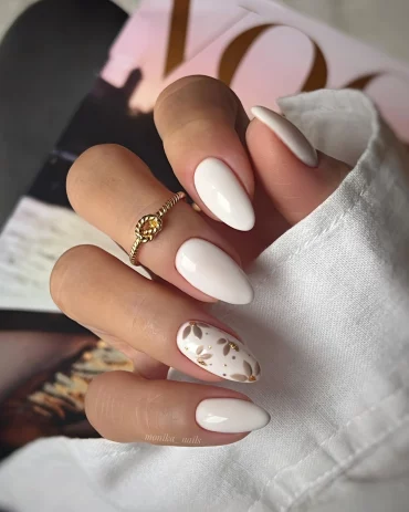 tendance ongle en gel dessin facile fleur beige accents or bague