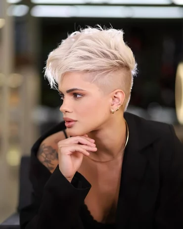 undercut cheveux longs dessus couleur blond polaire femme