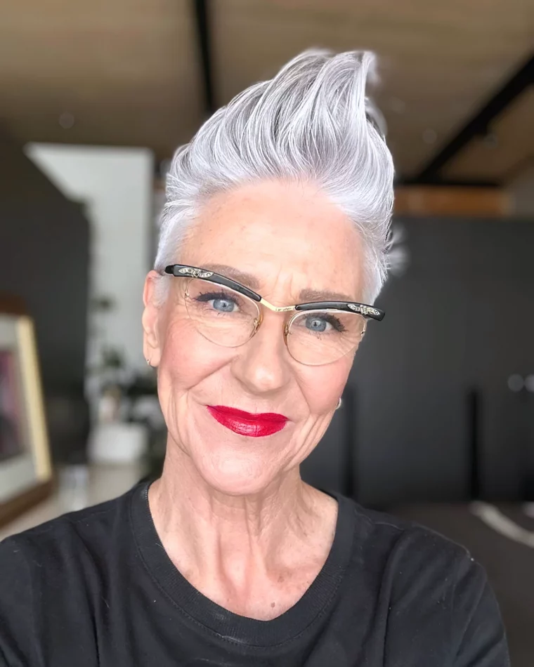 une coupe de cheveux courte avec frange femme cheveux gris avec lunettes