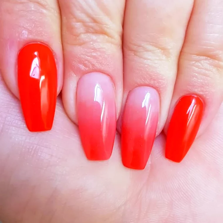 baby boomer coloré rouge ongles chic et tendance