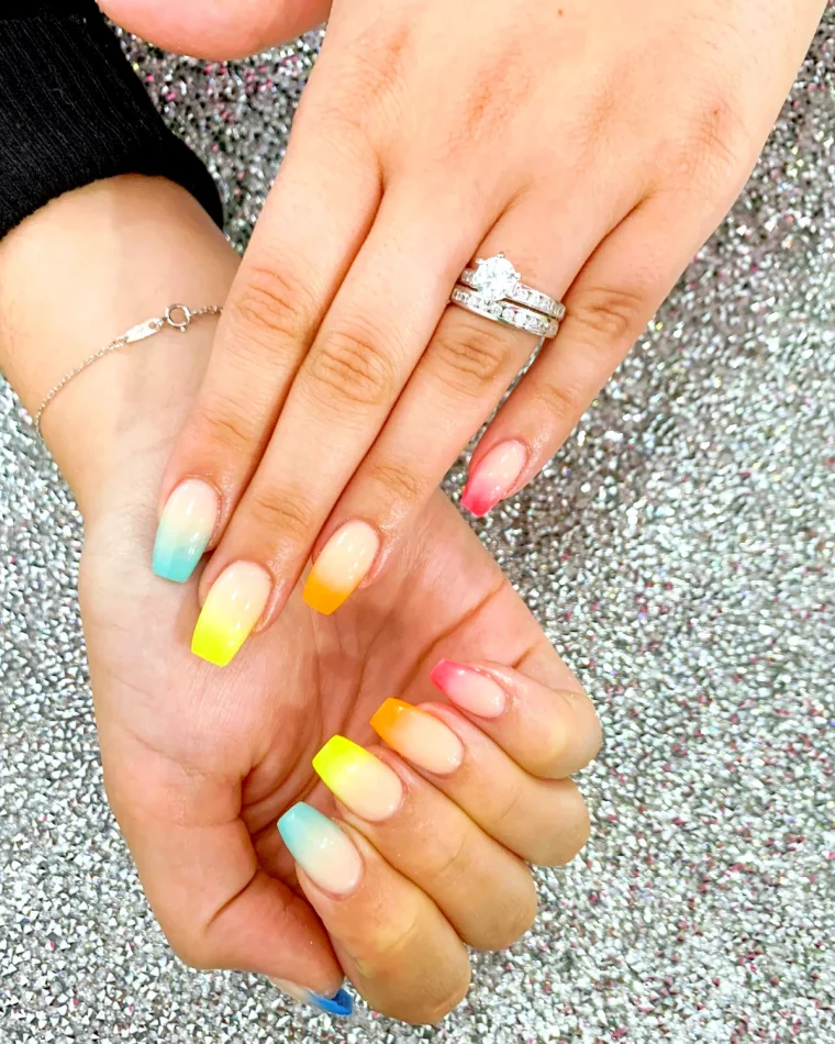 baby boomer multi couleurs sur chaque ongle