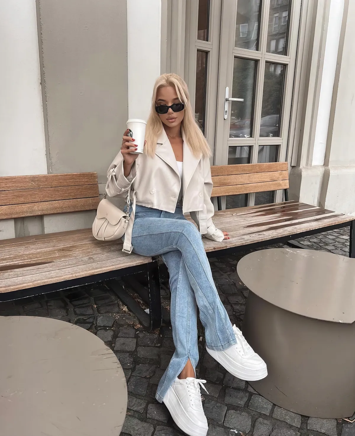 baskets blanches jeans bleu clair veste en cuir court