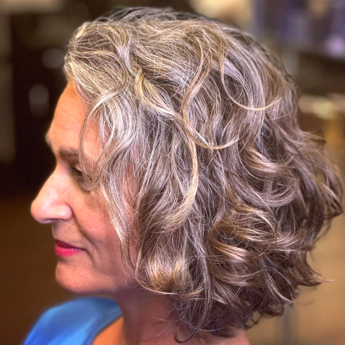 carre degrade pour cheveux boucles femme 50 ans