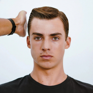 cheveux raie sur cote coiffure plaquee homme yeux noisette