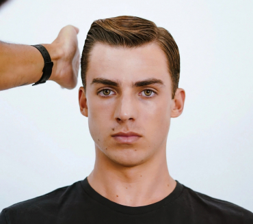 cheveux raie sur cote coiffure plaquee homme yeux noisette