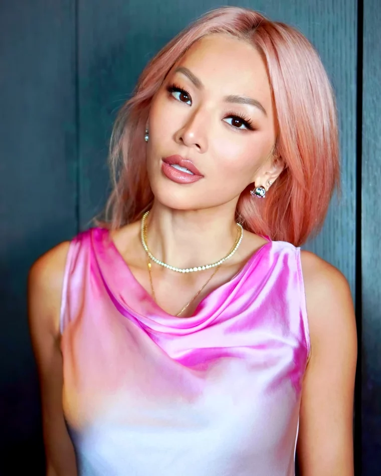 cheveux rose pastel tendance couleur 2024 femme top rose