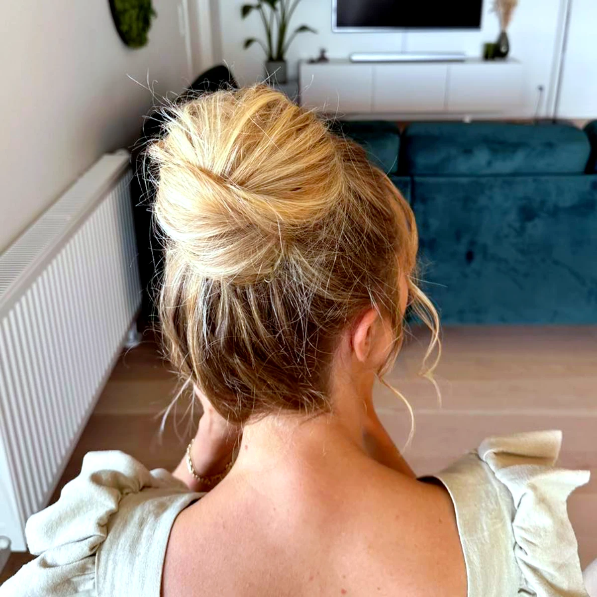 chignon decoiffe sur cheveux blonds coiffures boheme tendance