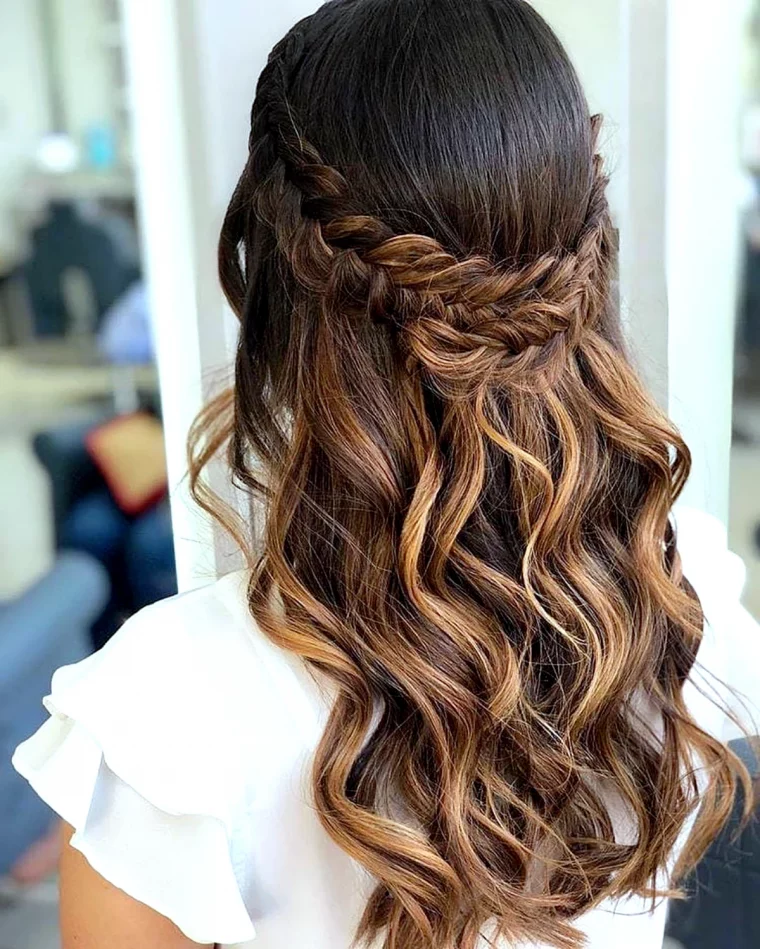 coiffure romantique avec tresses sur cheveux mi longs ondule