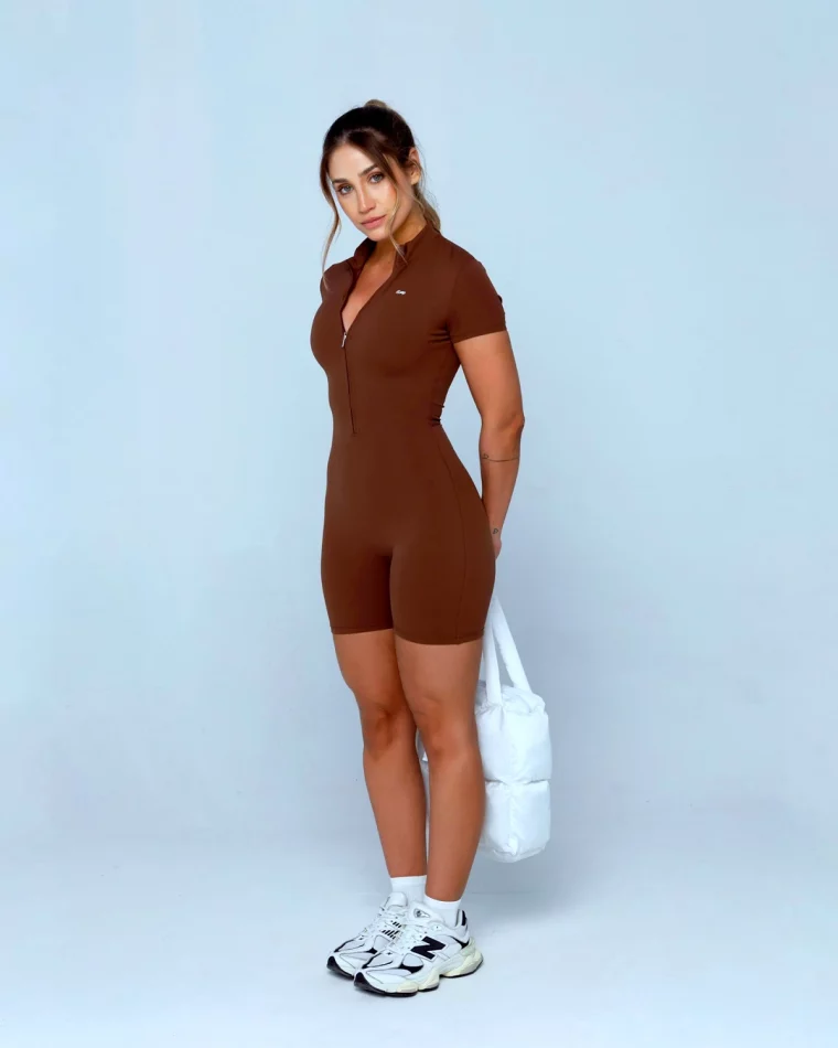 combinaison courte tenue de sport femme tendance