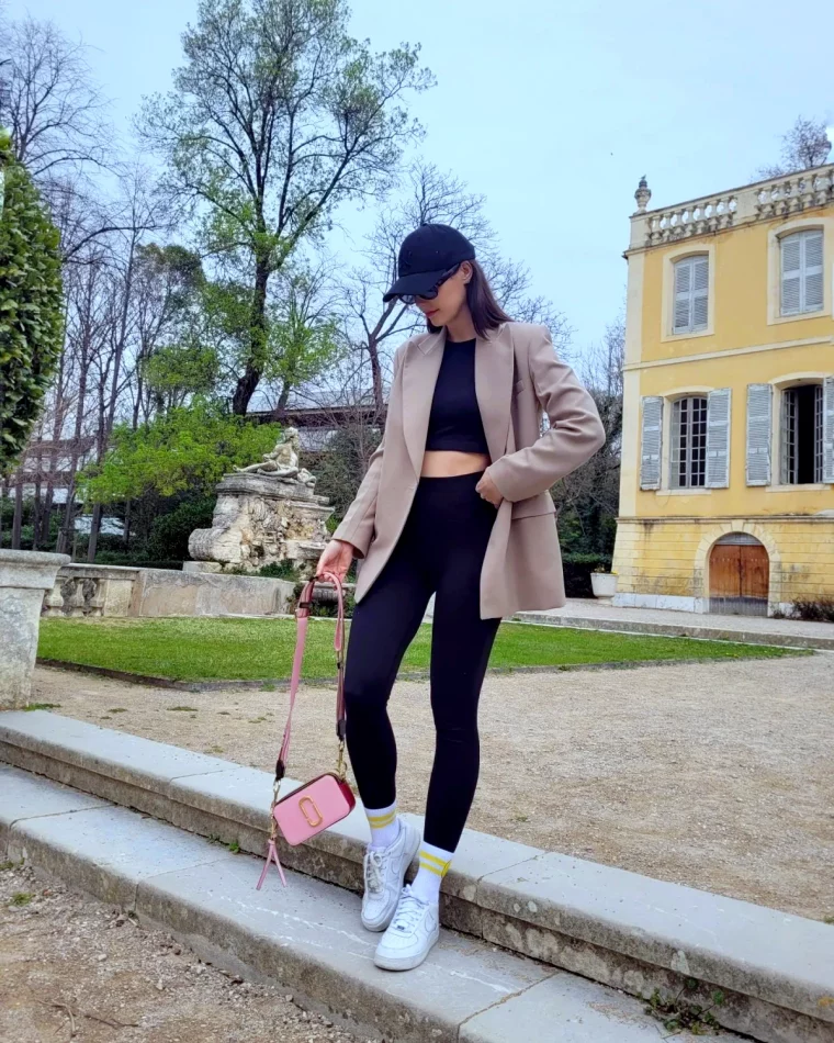 comment associer une tenue de sport dans un look urbain femme legging blazer