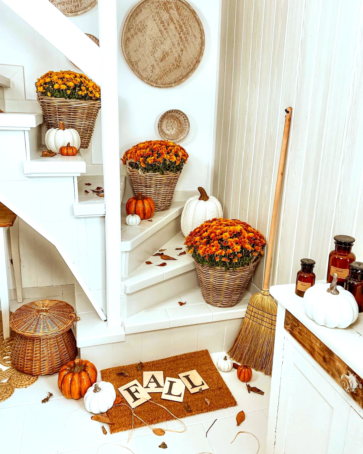 comment decorer ma maison pour l automne escaliers paniers de fleurs citrouilles