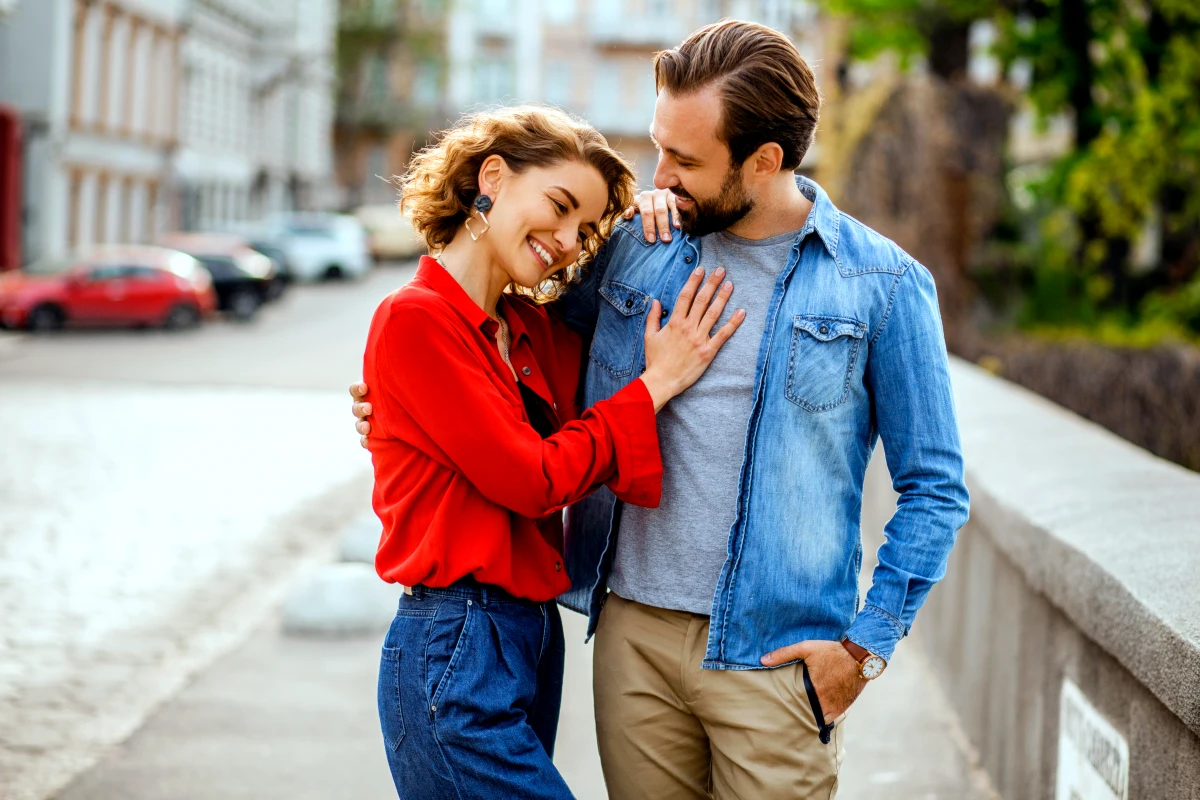 comment savoir qu'un homme a un coup de foudre couple dans la rue