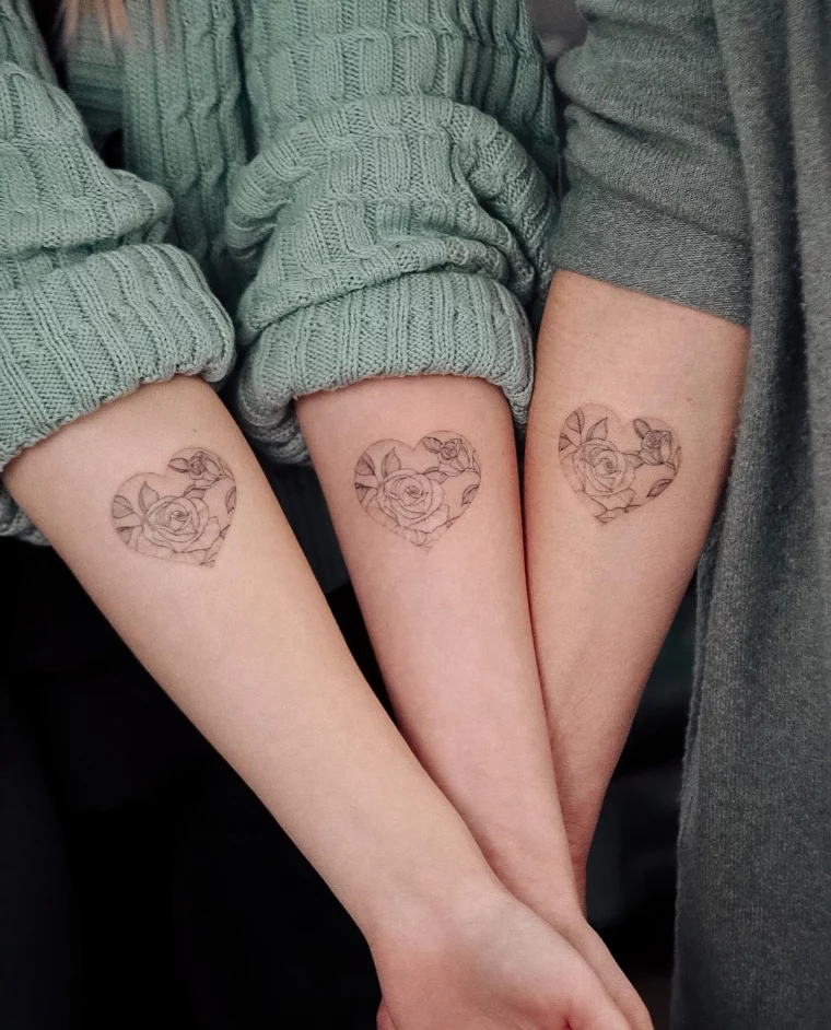 commun discret tatouage soeurs et maman coeur avec roses