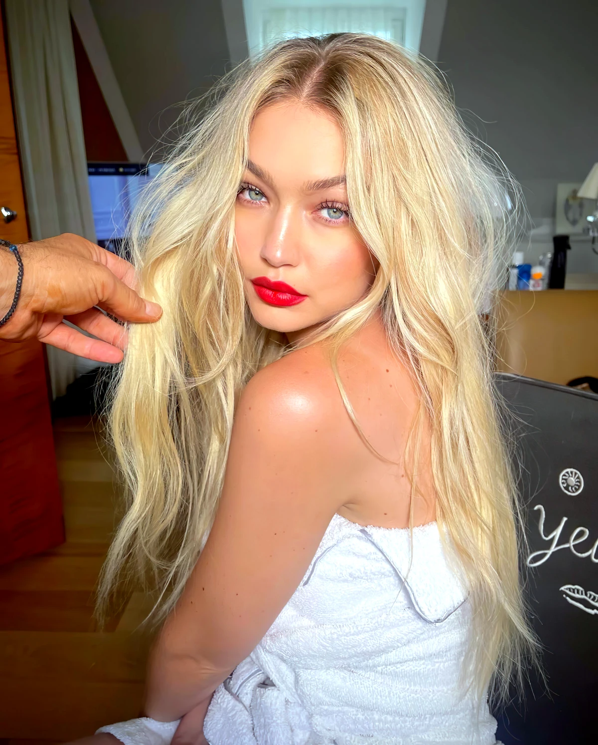 couleur de cheveux 2024 blond clair sur cheveux longs gigi hadid