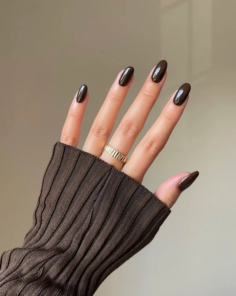 couleur vernis tendance 2024 nuance marron fonce bague or