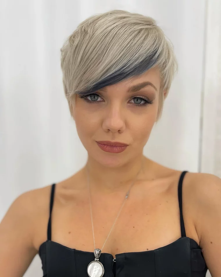 coupe avec frange effilee grise coloration meche bleue cheveux lisses