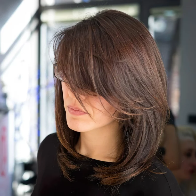 coupe avec frange femme 50 ans avec lunettes cheveux epaules