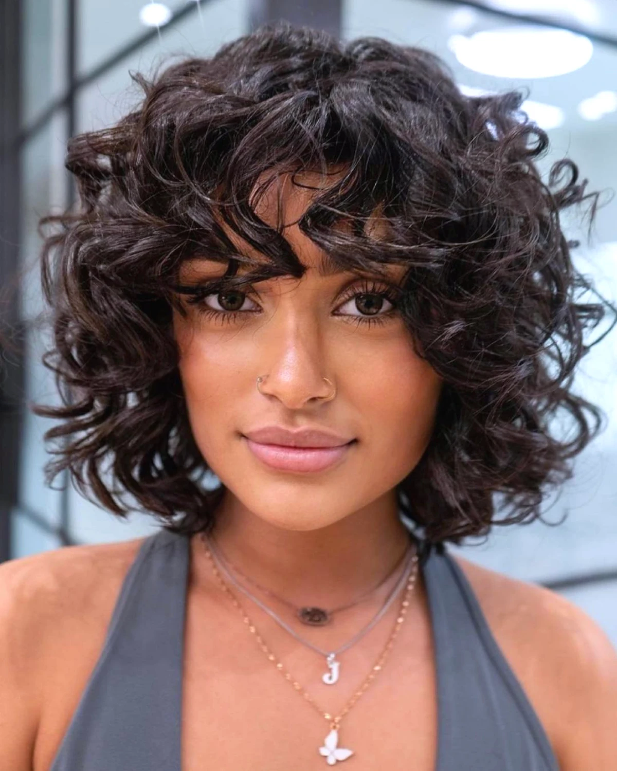 coupe bob moderne pour cheveux frise femme avec une frange