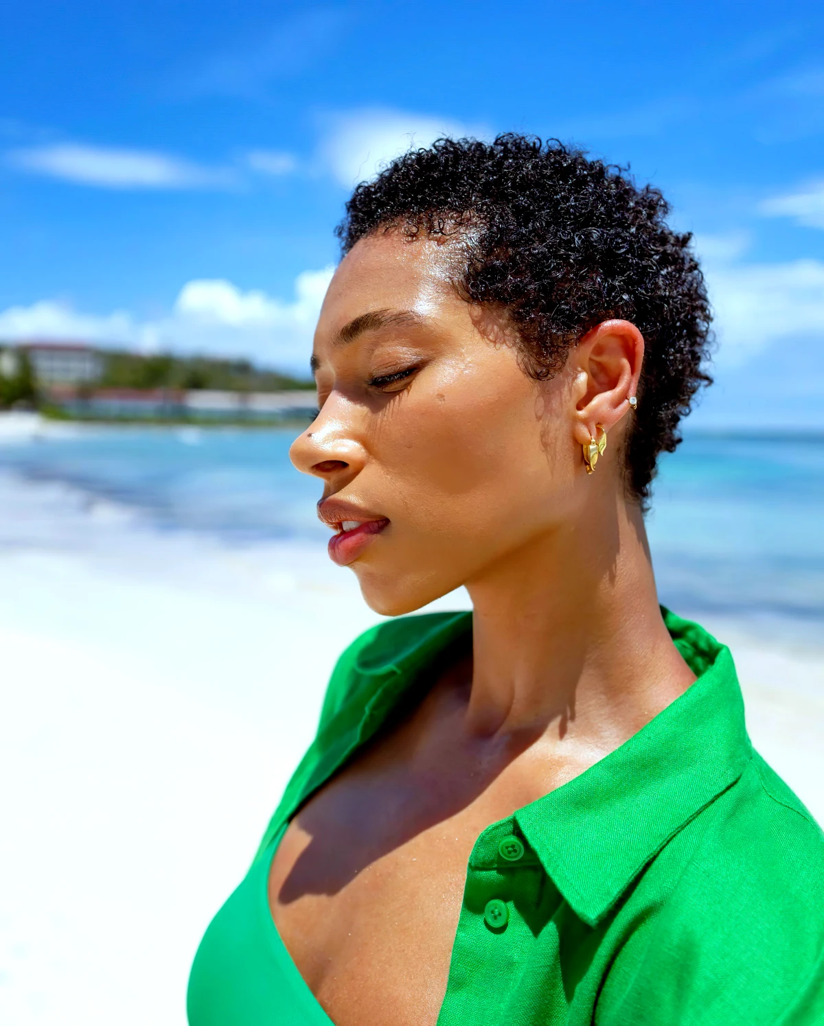 coupe courte moderne pour femme afro chemisier vert