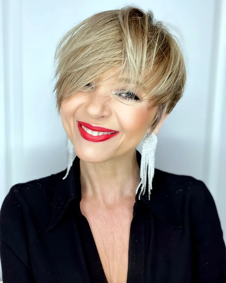 coupe courte tendance 2024 pour femme de 50 ans cheveux blonds