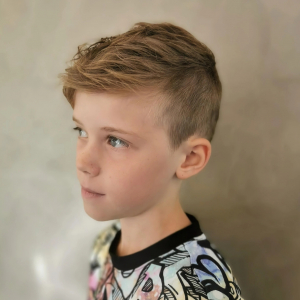 coupe de cheveux garcon 12 ans cotes courts dessus long frange