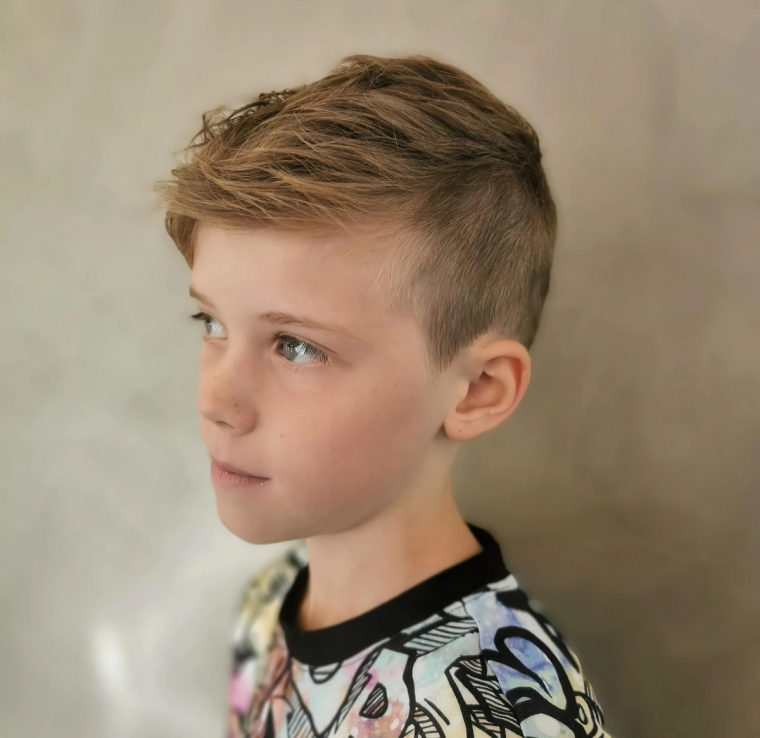 coupe de cheveux garcon 12 ans cotes courts dessus long frange