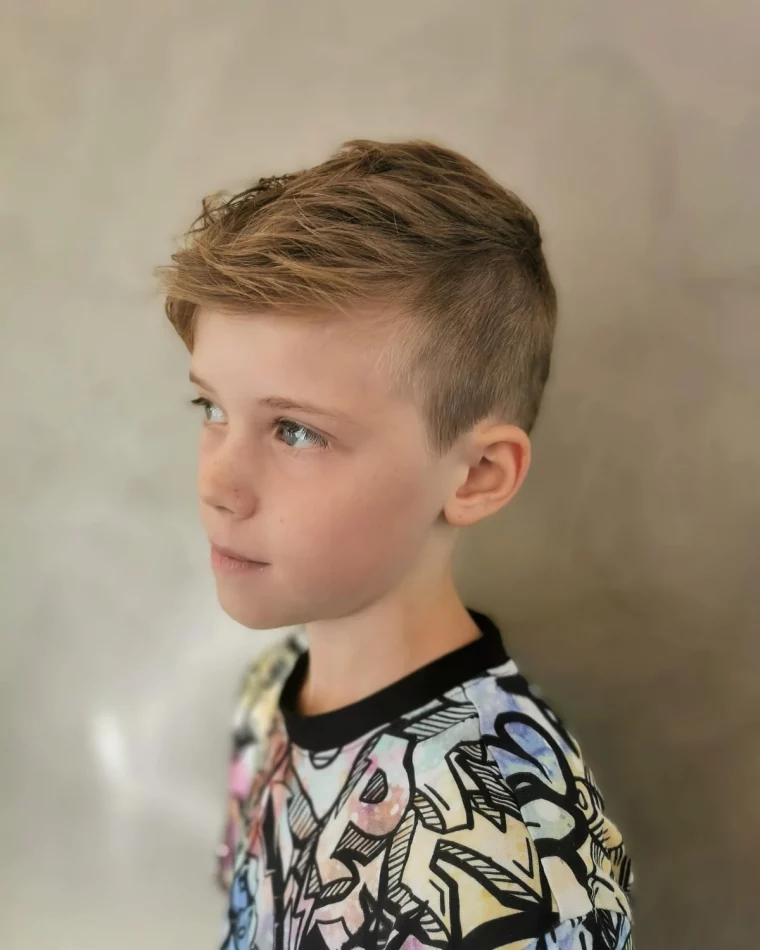 coupe de cheveux garcon 12 ans cotes courts dessus long frange