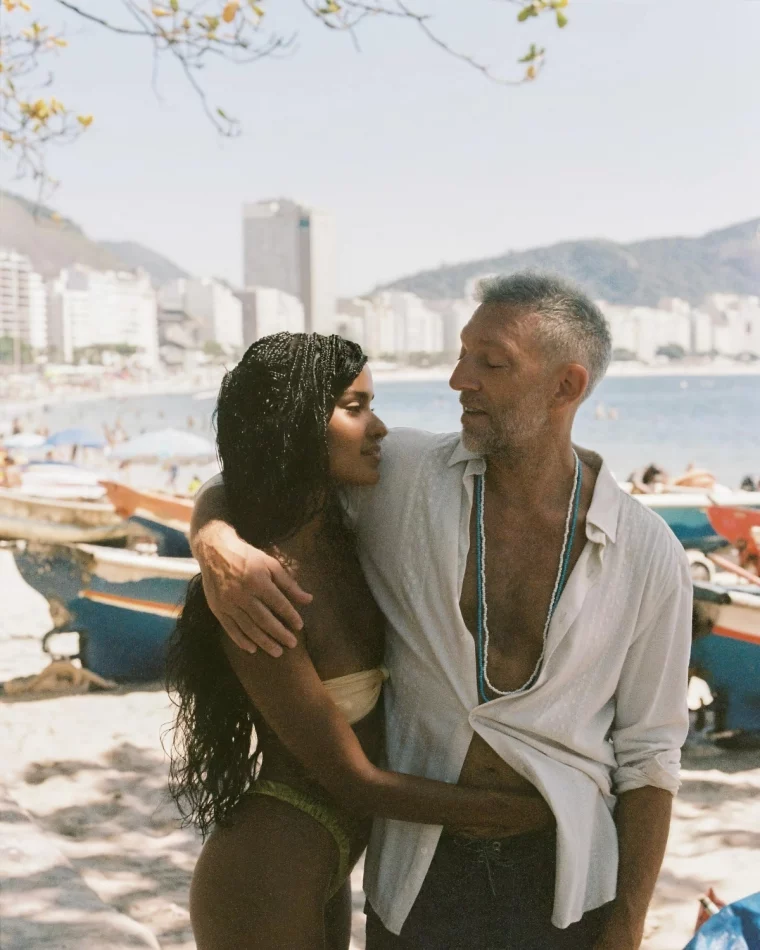 couple celebrites vincent cassel narah baptista plage bateaux