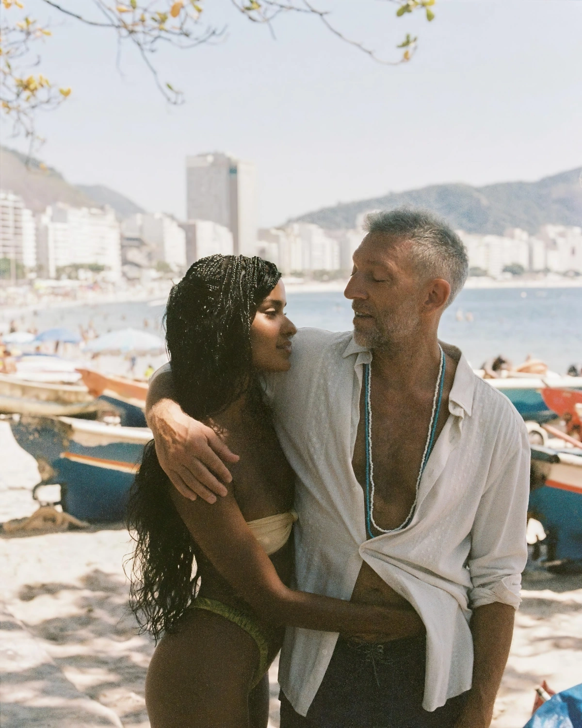 couple celebrites vincent cassel narah baptista plage bateaux