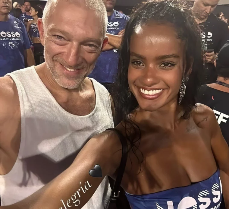 couple vincent cassel evenement sourire narah baptista cheveux longs