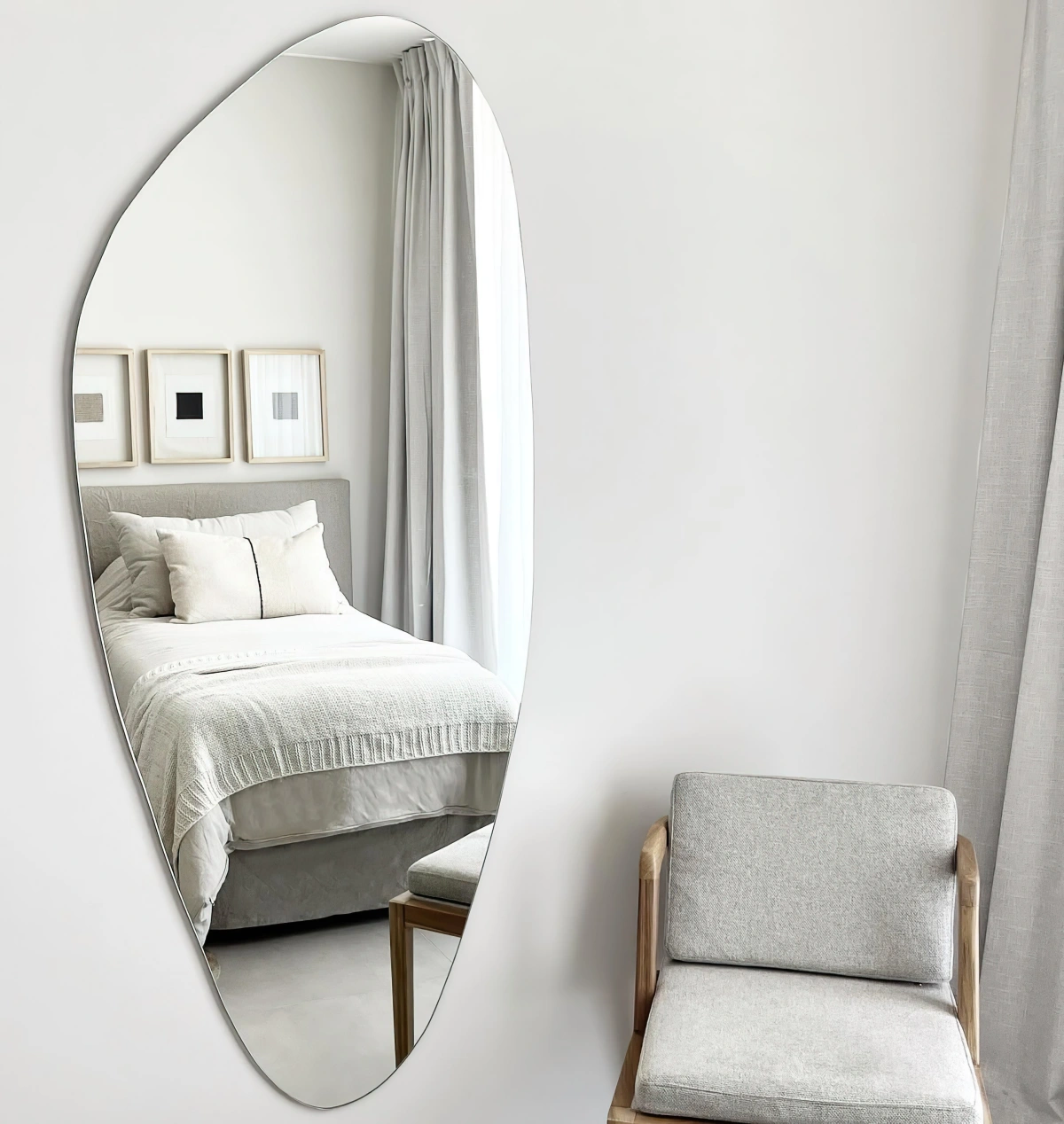 deco chambre minimaliste miroir forme asymetrique chaise bois et gris