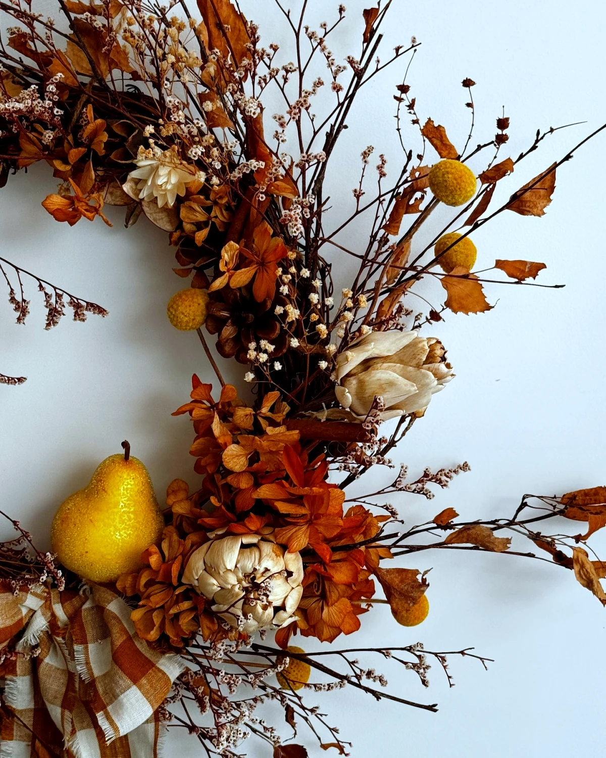 deco d automne avec des feuilles et des fleurs sechees