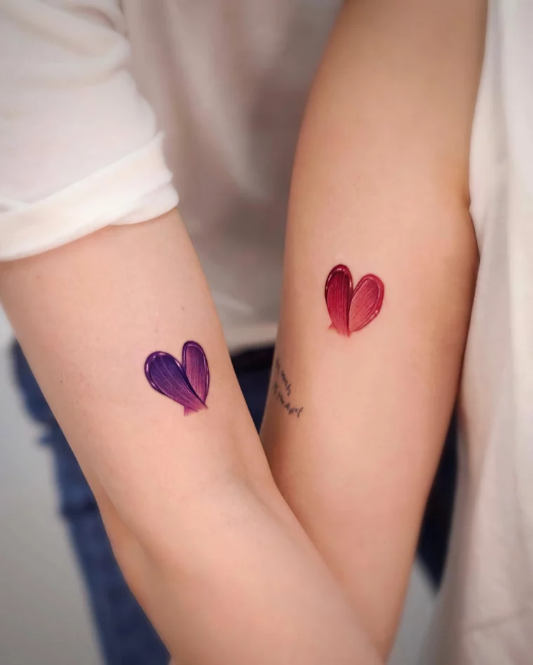 dessin petit coeur colore bras femme tatouage amour a deux