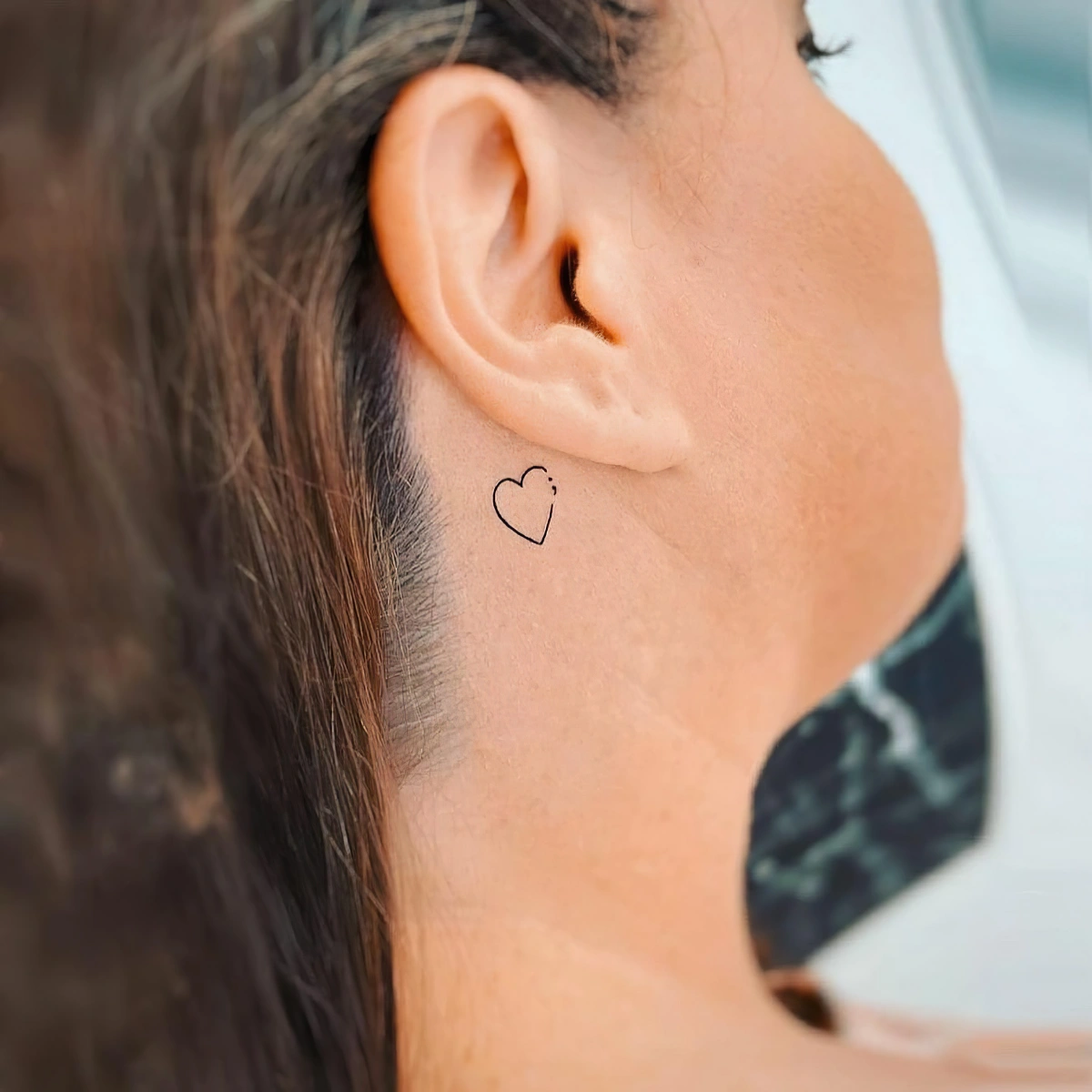 dessin petit coeur minimaliste tatouage derriere oreille coeur