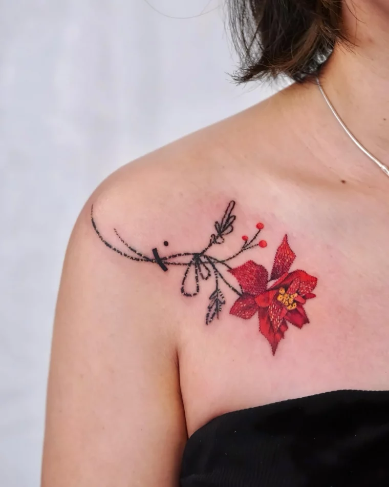 dessin sur peau fleur rouge poinsettia branches feuilles epaule