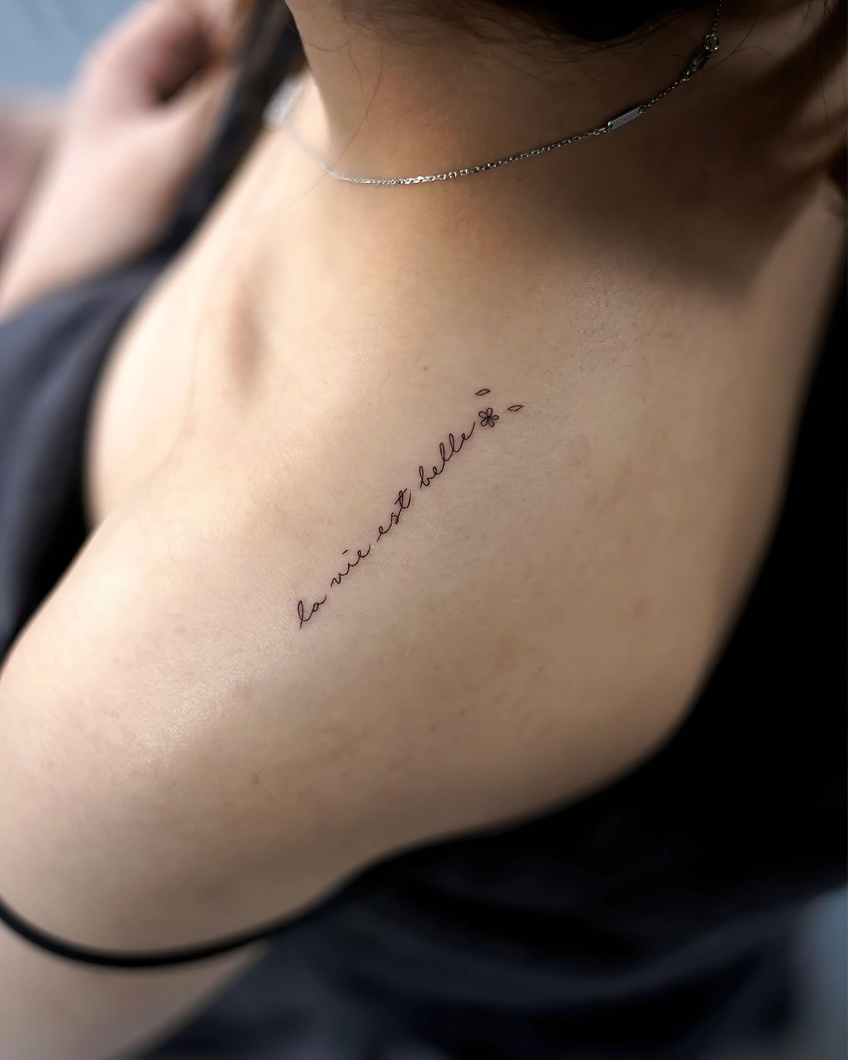 ecriture epaule tatouage phrase mots dessin minuscules papillons