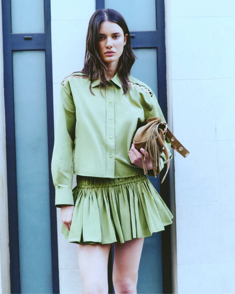 femme avec veste et jupe courte en vert tendance mode 2024