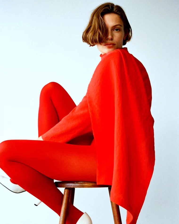 femme total look rouge couleur tendance 2024