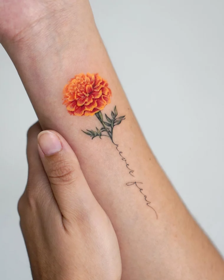 fleur souci tatouage colore petales orange lettres feuilles mot