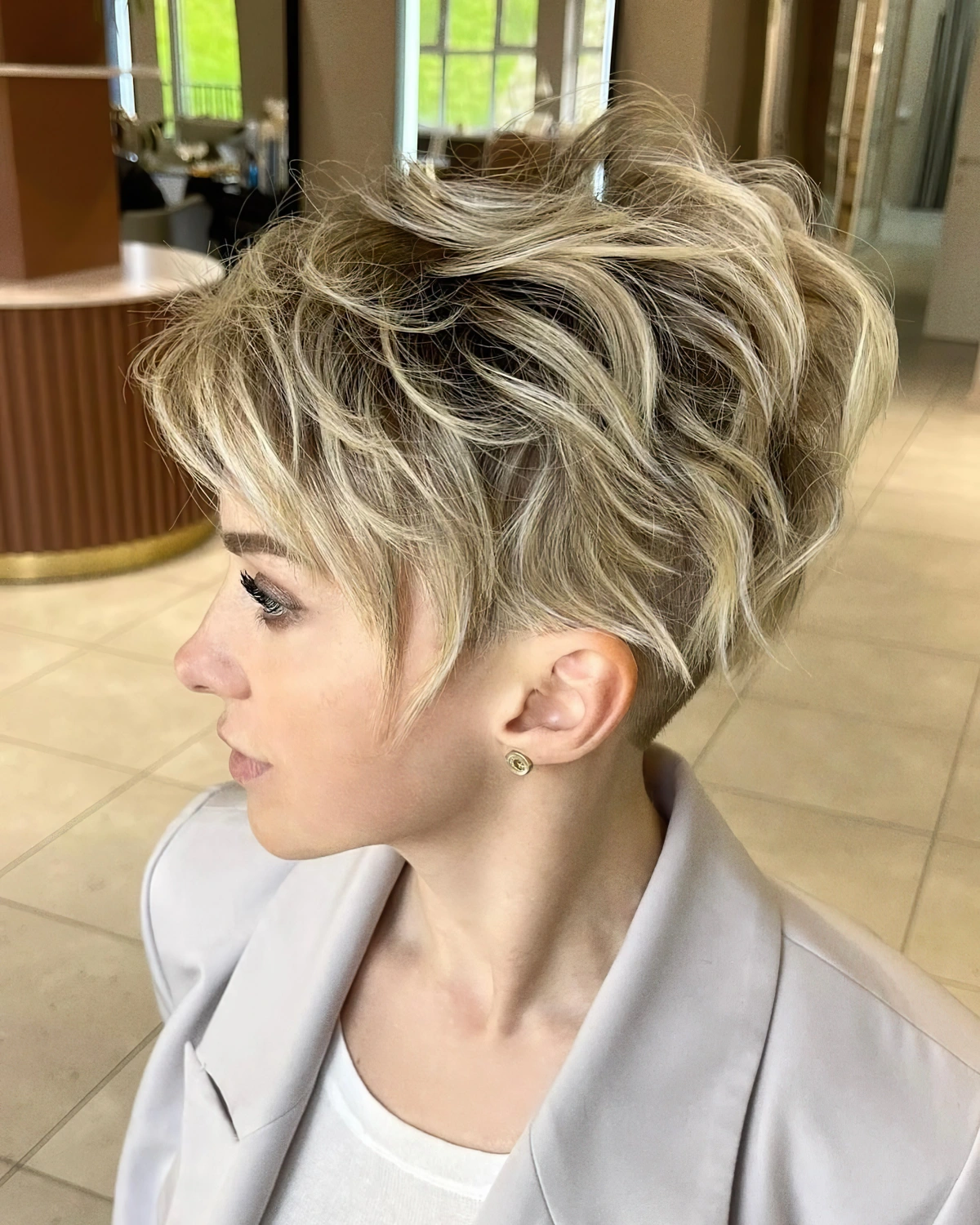 frange effilee degradee pixie moderne coiffure boucles nuque rasee