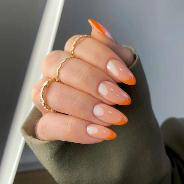 french ongle forme amande pointes orange finition chrome effet