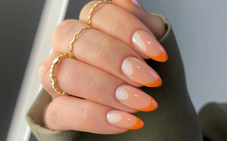 french ongle forme amande pointes orange finition chrome effet