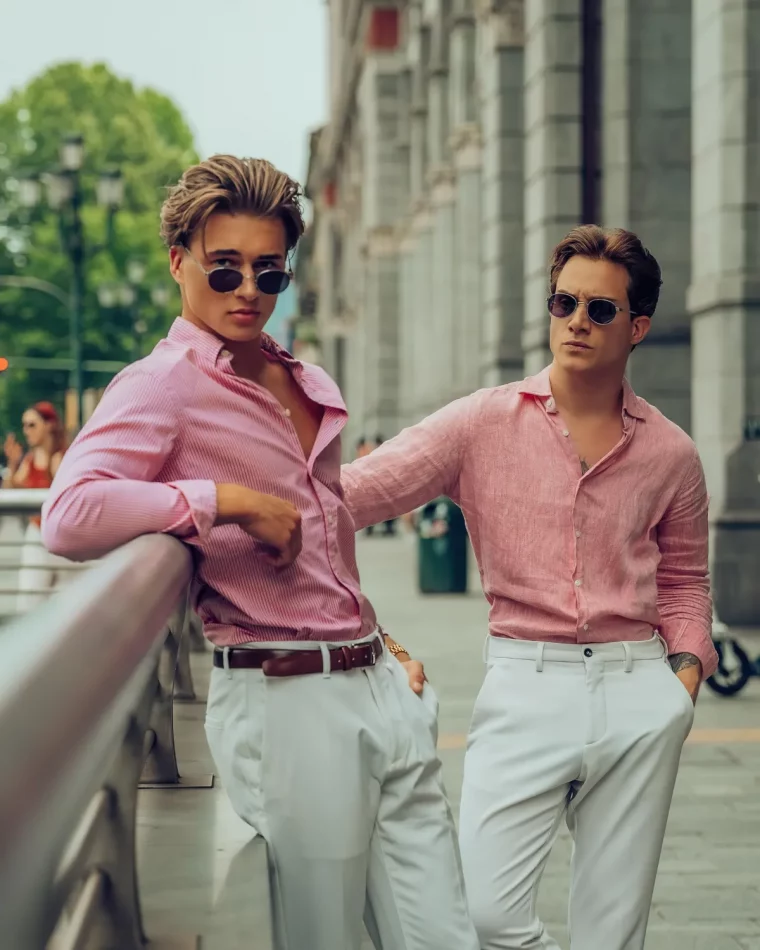 hommes en matching outfits chemises roses pantalons blancs