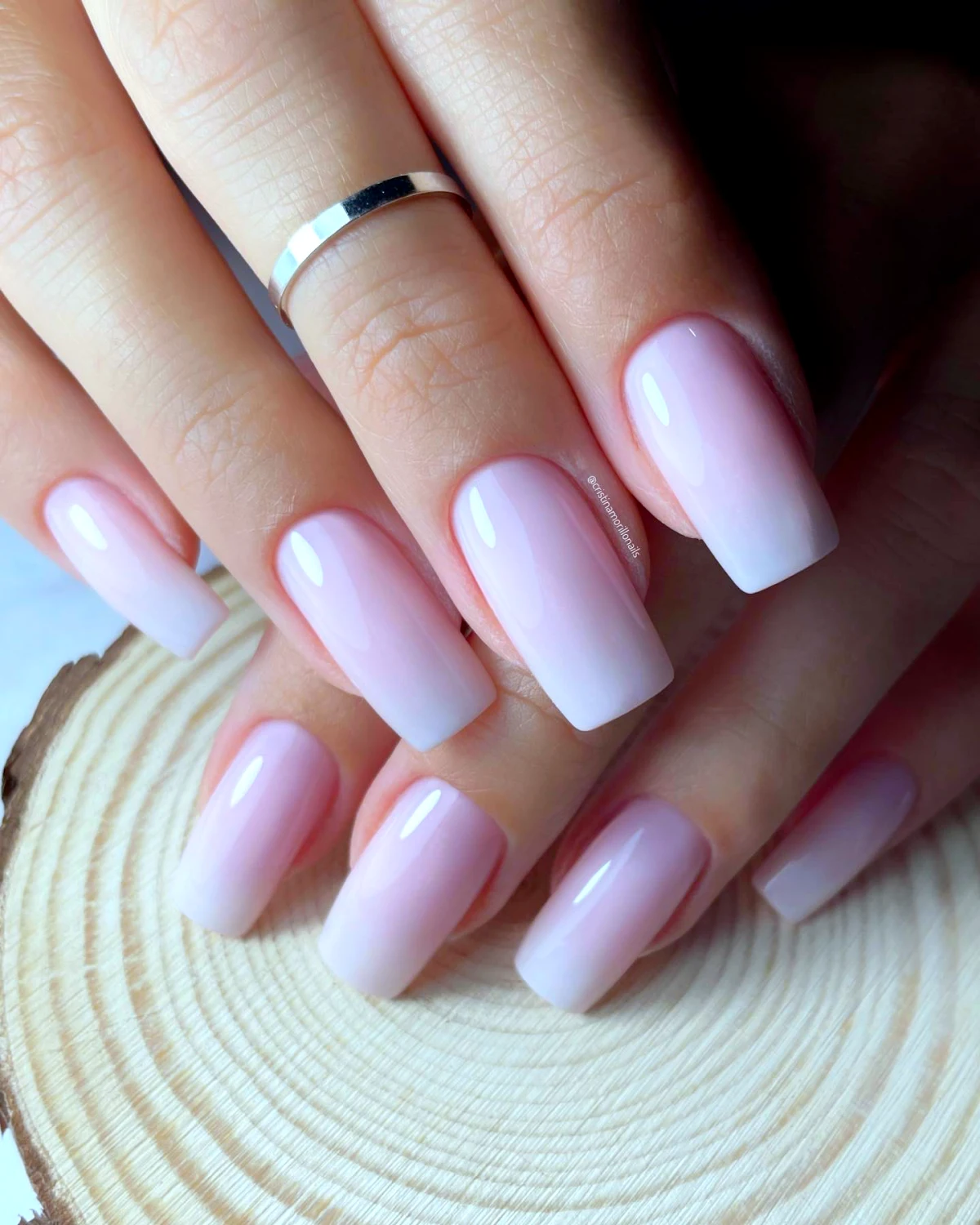 idee d ongles elegante baby boomer en rose