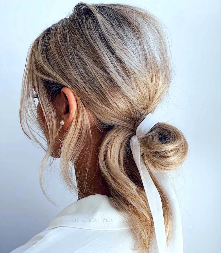 idee d un simple chignon decoiffee avec un bandeau blanc