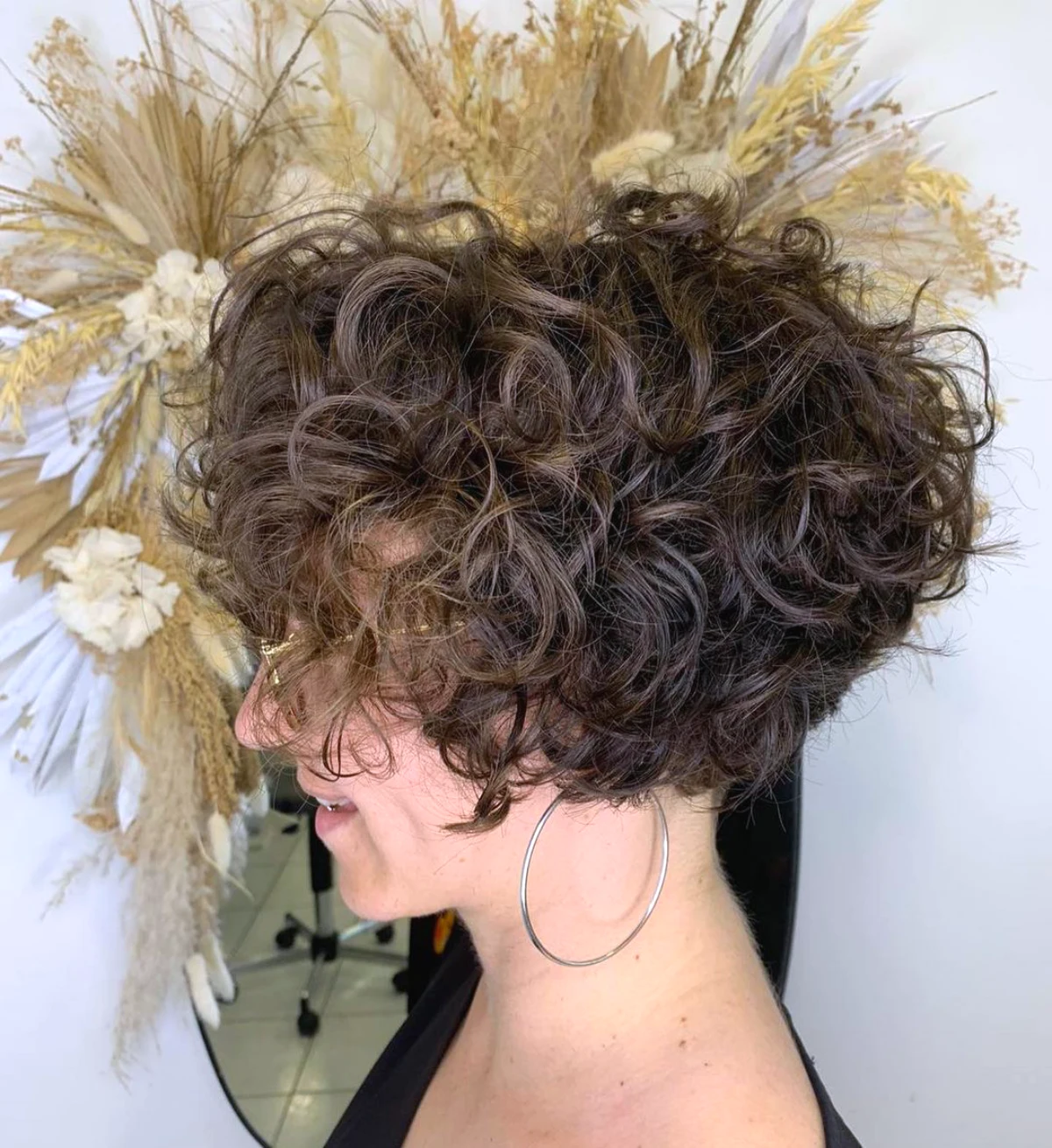 idee de coiffure coupe frisee femme tendance 2024