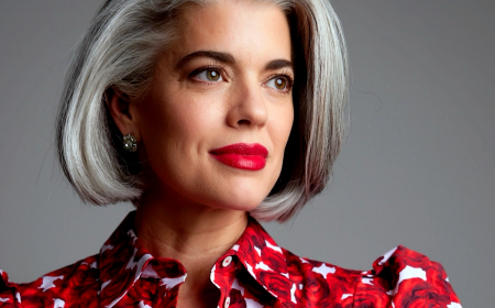 idee de coiffure pour femme 60 ans cheveux gris femme top rouge